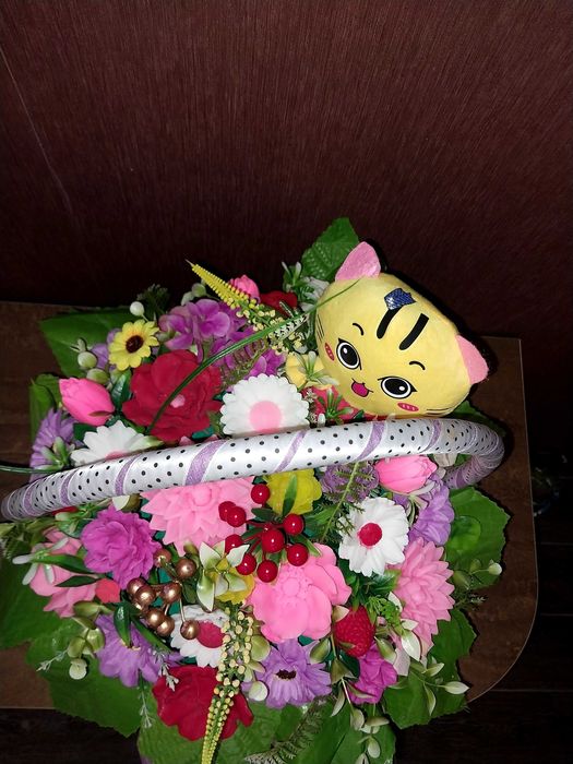 Корзина Цветов из Мыла с Милым Игрушкой мягкой кошечкой