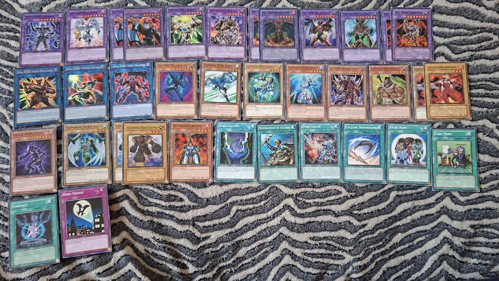 Продавам HERO карти