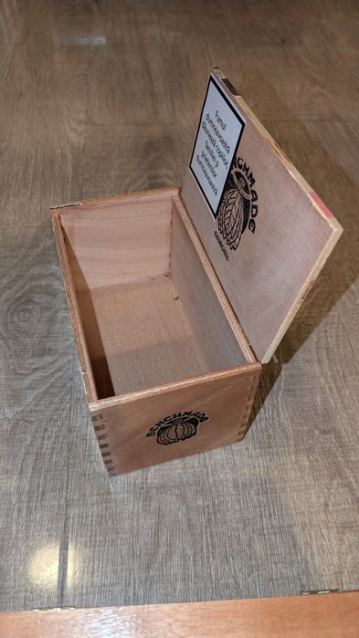 Vând cutii trabucuri