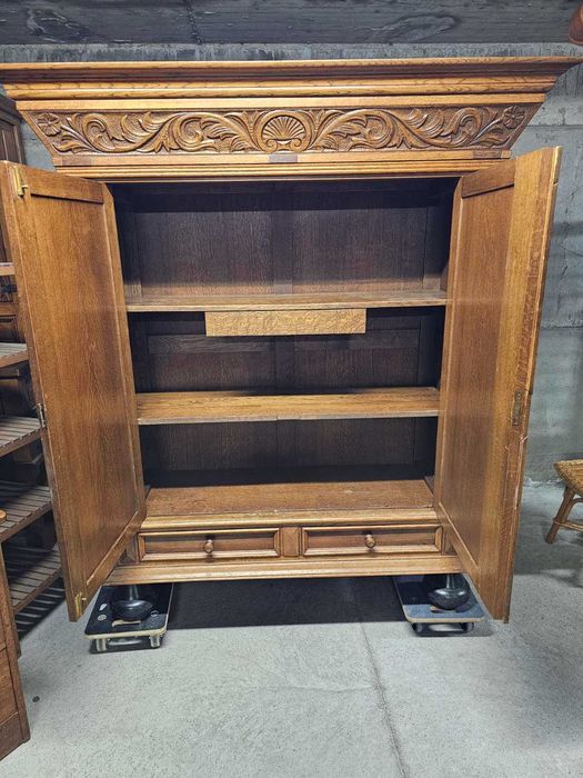 Витрина с дърворезба