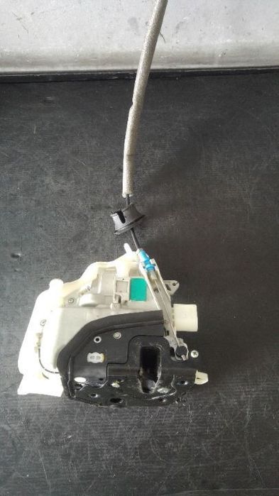 Broasca usa stanga fata audi q3 8j1837015f