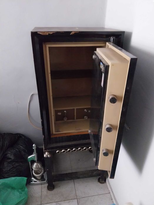 Метална каса/огнеопорна/за пари