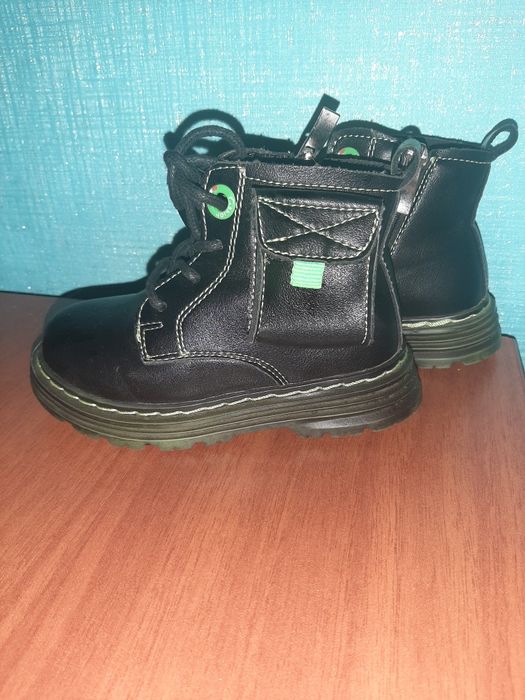 Продам детские ботинки