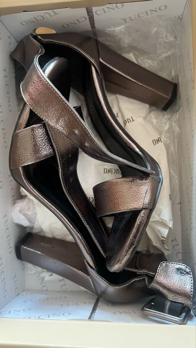 Продаю кожаные босоножки