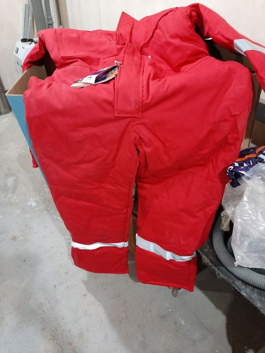 Продам зимние комбинезоны