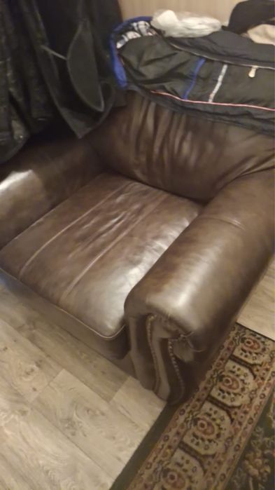 диван кожаный, кресло в комплекте