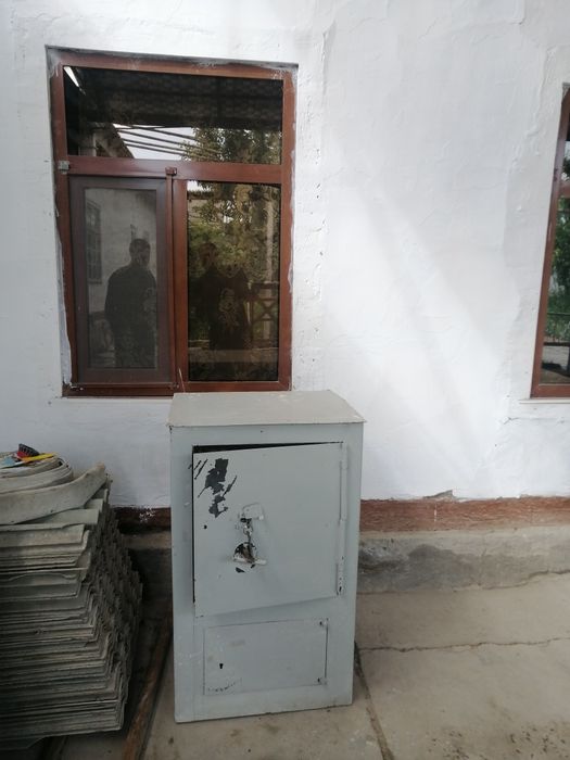 Продаётся сейф срочно