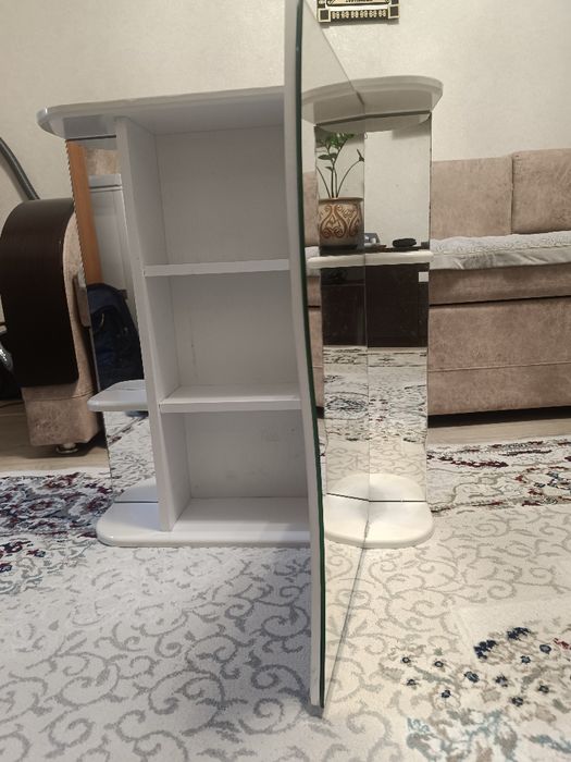 Зеркало с полками