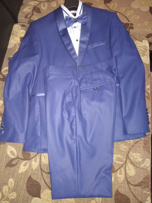 Продавам абитуриентски костюм
