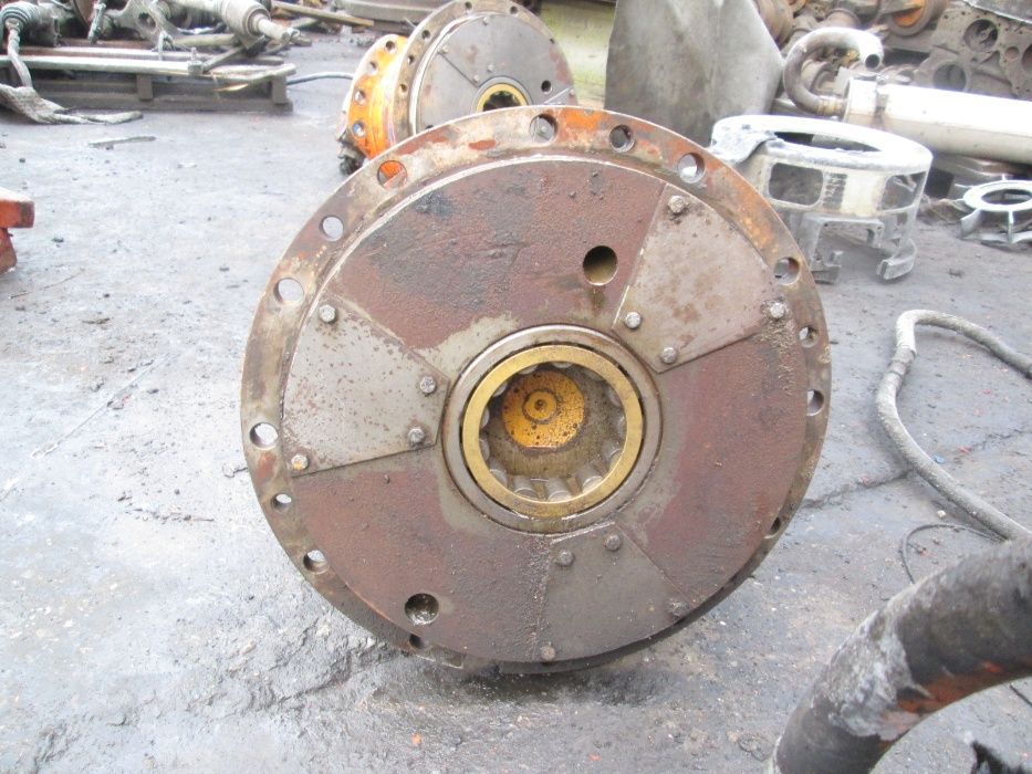 Reductor de mars pentru cilindru compactor