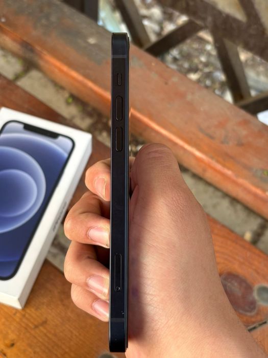 Продам Iphone 12