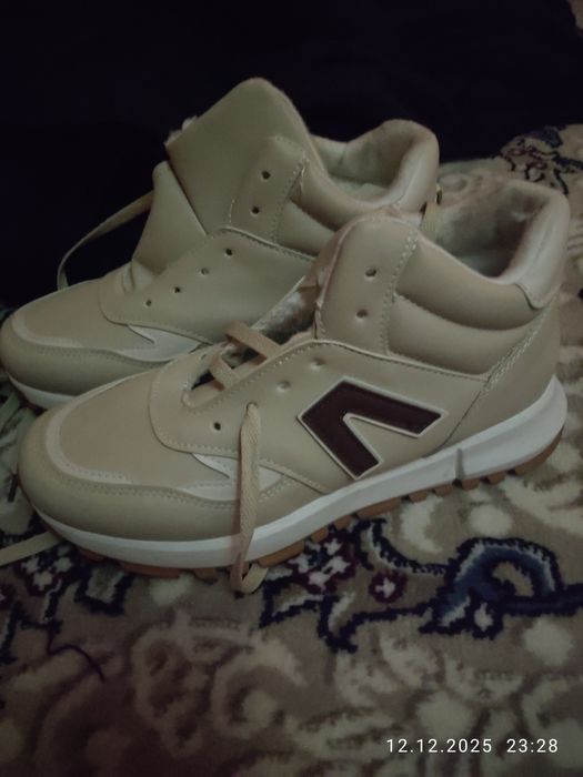 Кроссовки женские зимние