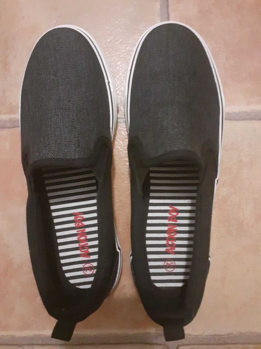 Vand tenesi de panza pentru baieti