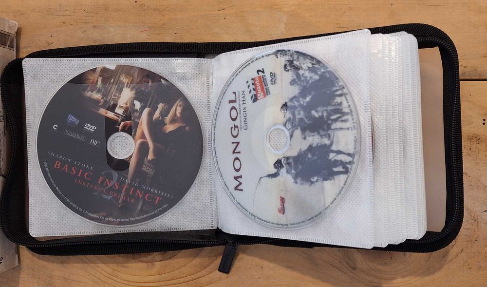 Particular! Geantă suport DVD-uri cu Filme de colecţie româneşti
