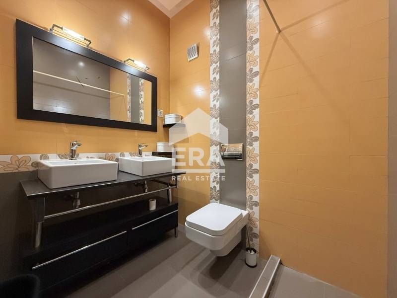 Луксозен четиристаен апартамент под наем с просторна тераса в комплекс