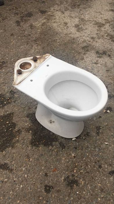 Продам унитаз б/у без бачка. Цена 10000.