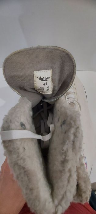 Продам женские коньки 41 размера.