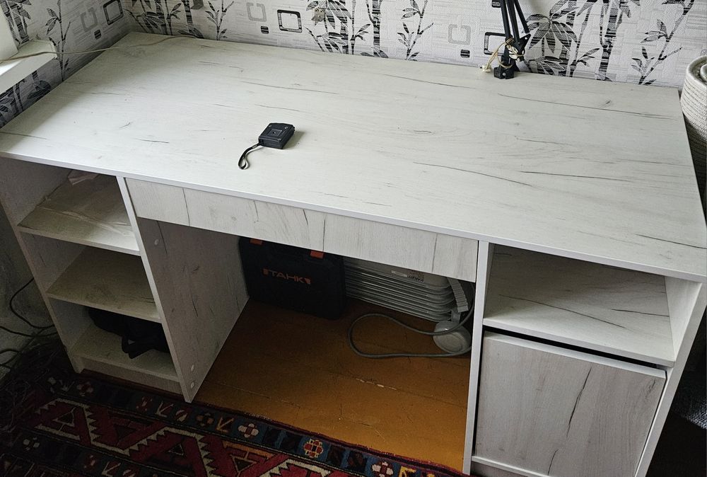 Стол письменный белый