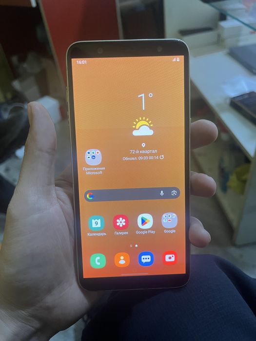 Продам отличный телефон samsung j8 gold
