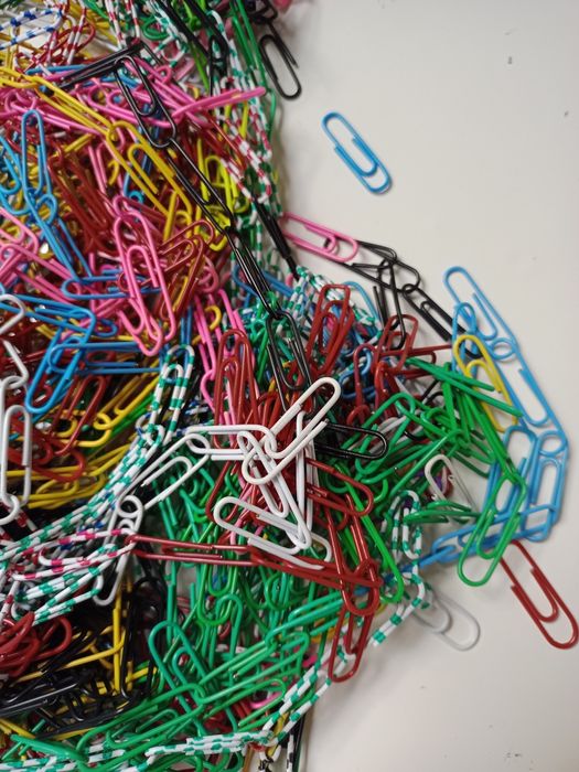 Продам скрепки канцелярские цветные