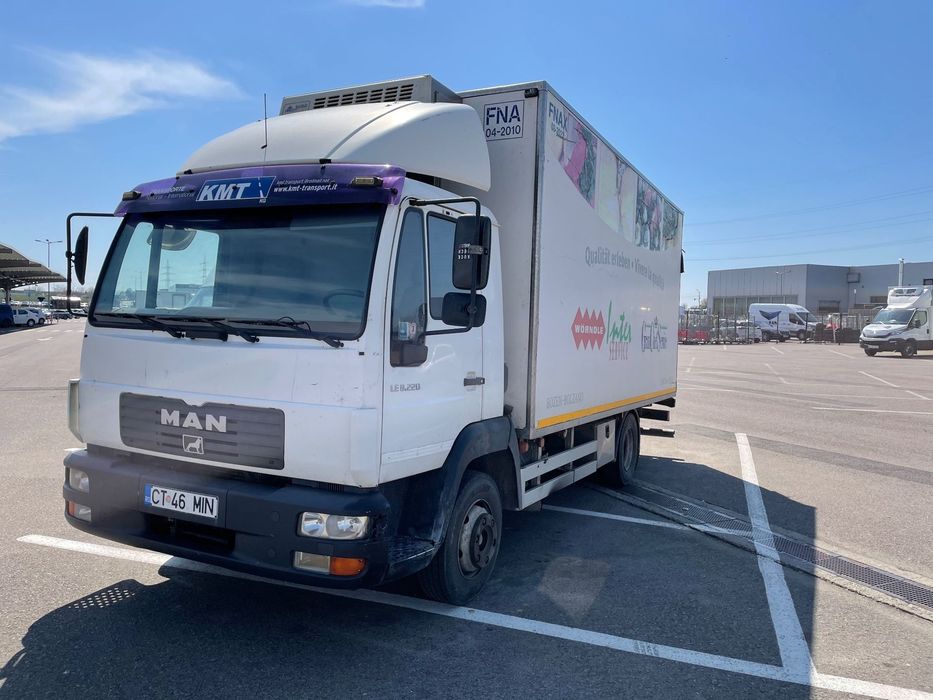 MAN 8225L Camion MAN frigorific cu lift