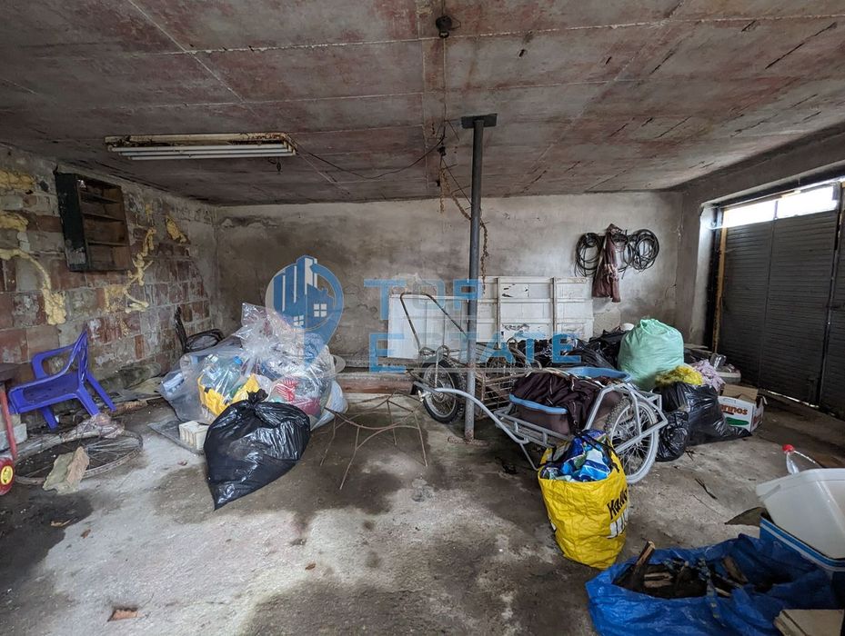 Къща с гараж в село Сенник