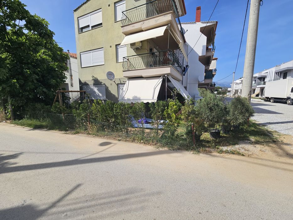 Паралия Офринио ТРИСТАЕН апартамент с две тераси и двор .