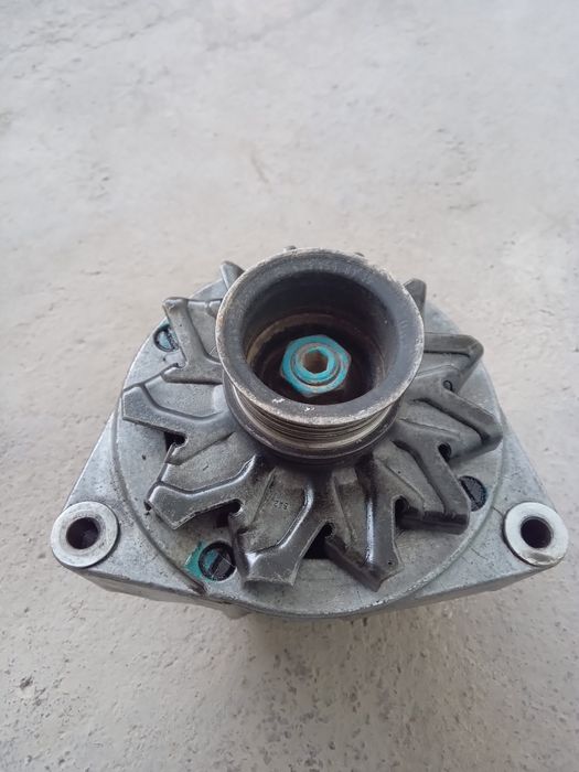 Генератор мерседес 100.  оригинал