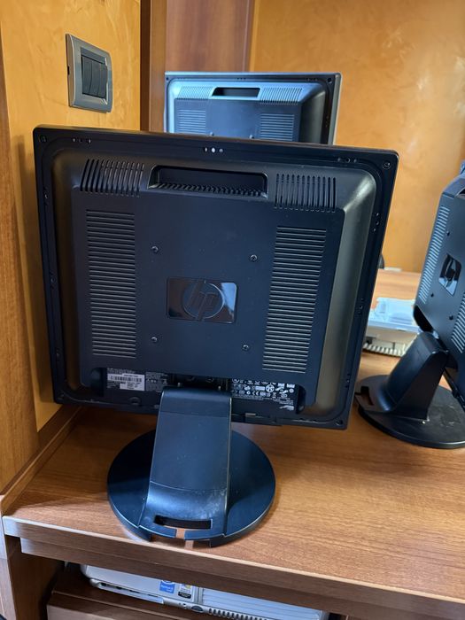 Продавам 5 броя Монитори - HP L1706