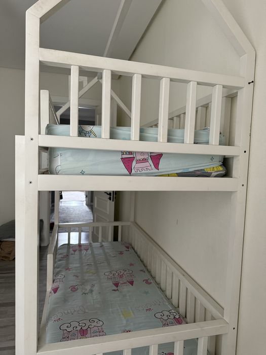 Продается двухярусная  детская кровать с ортопедическими матрасами