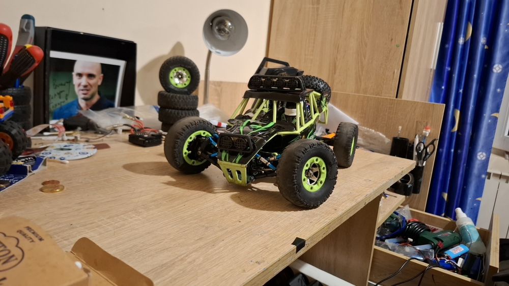 Rc кола Wltoys12428 тежко модифицирана ,направена изцяло за асфалт ,със състезателно окачване-4x4 + резервни части