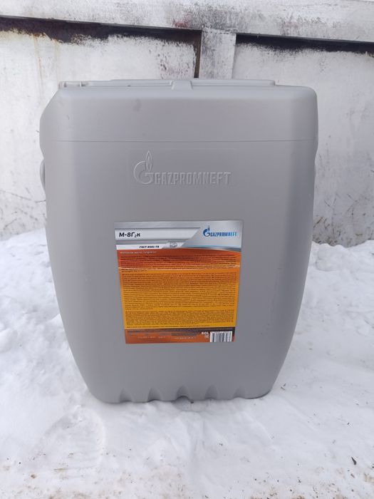 Канистры по 50 литров.