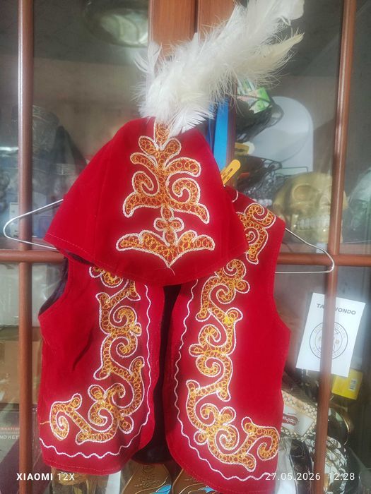 Қазақша жилет бас киіммен