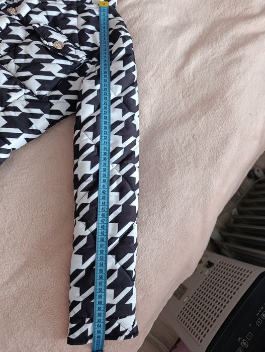 Стилно черно-бяло яке със златни копчета