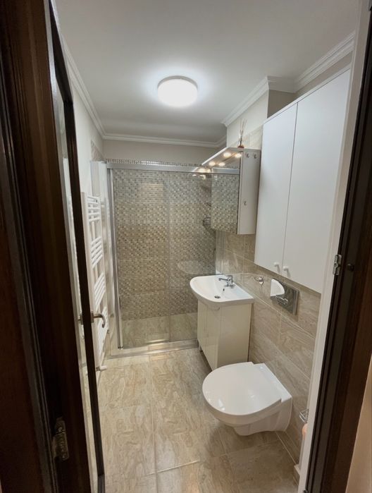 Ofer spre închiriere garsonieră recent renovată, situată în cartier Brosteni Buzau