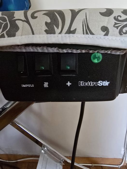 Маса за гладене комплект с ютия плюс екстри към масата.