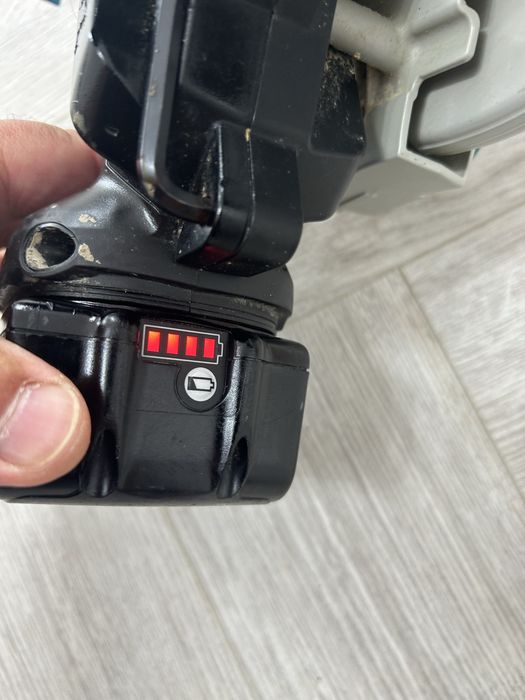Makita DHS 680 circular de mana