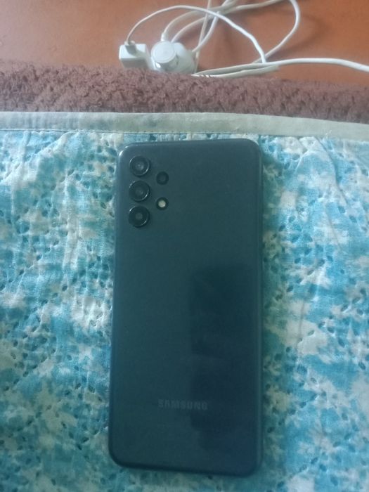 Продам телефон .