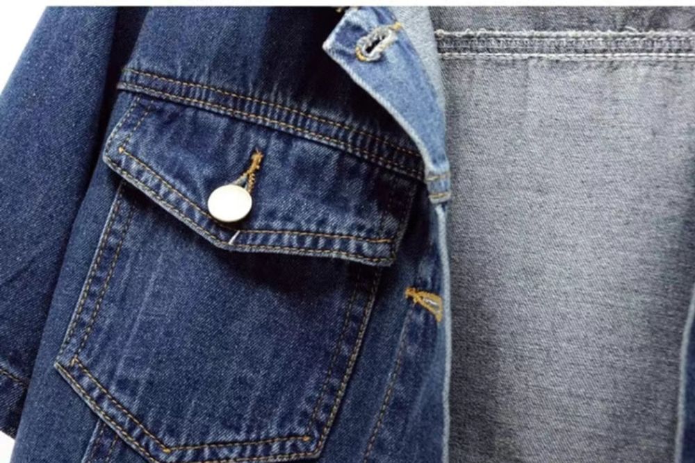 Джинсовая рубашка с коротким рукавом.