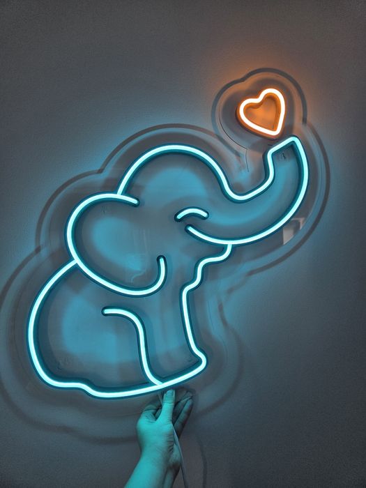 Neon sign elefant decor camera copil masa de infasat