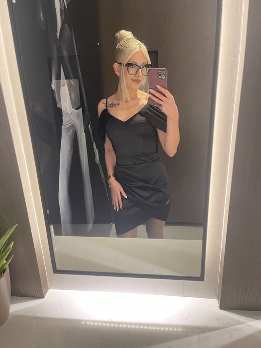 Черна официална сатенена рокля