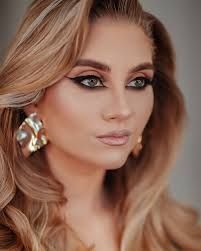 Make-up artist, realizez machiaje profesionale.