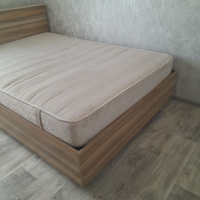 Кровать деревянная с матрасом