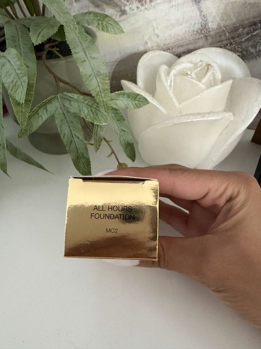 Фон дьо тен  Yves Saint Laurent