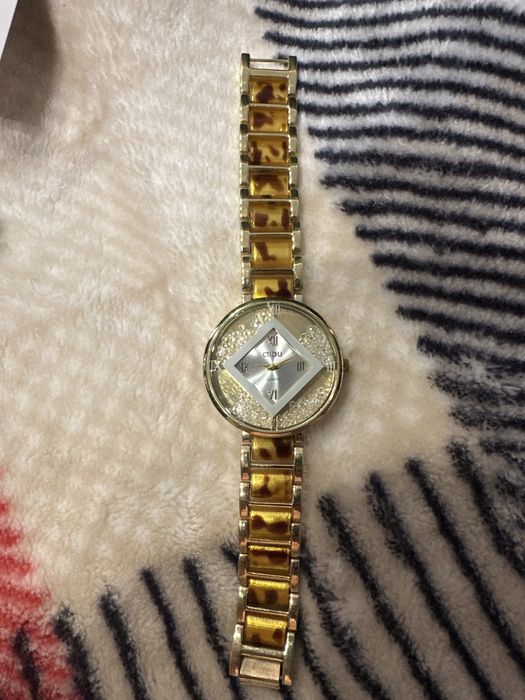 Ceas Dama Auriu, CUCHI Original