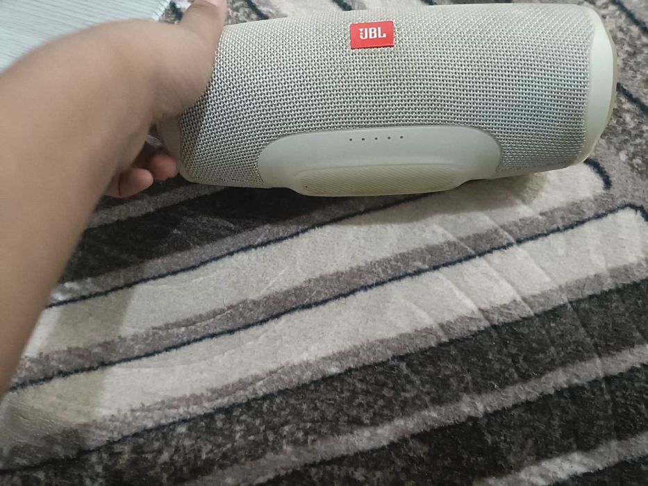 Vând boxa jbl charge 4