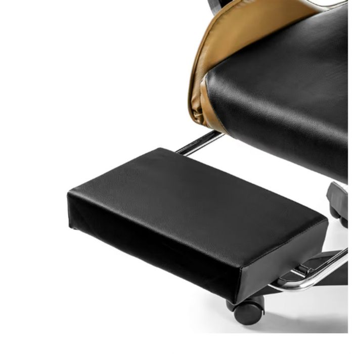 Черен геймърски стол с златисти акценти и разтегляема поставка за крак