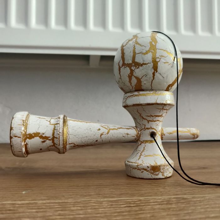 Kendama Originală – Design Special Alb/Auriu (Nouă)