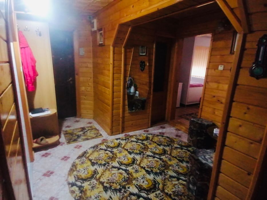 Vând apartament 3 camere oras Siret