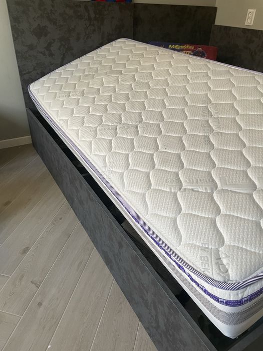 Еденично легло цвят графит, с матрак Нани и повдигащ механизъм.